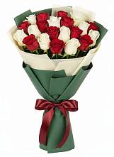 Букет Микс из красных и белых роз в Островцы