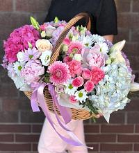 Композиция солнечный день в Островцы Цветочная композиция из Розы, Хризантемы, Пионы и Лизиантусы в корзине в Островцы