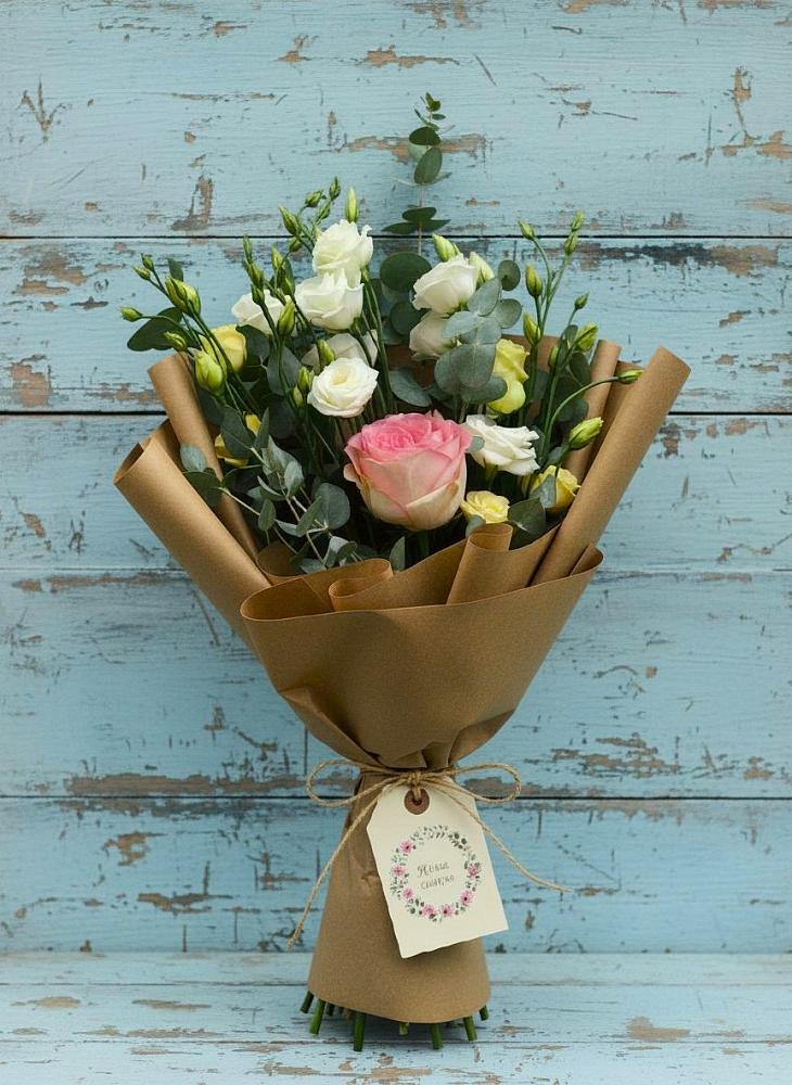 Букет цветов из: Розы и Лизиантусы в Островцы