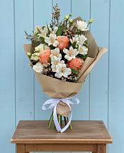 Букет цветов из:  Альстромерии, Лизиантусы, Розы и Хризантемы в Островцы