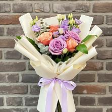 Букет цветов из:  Лизиантусы и Розы в Островцы