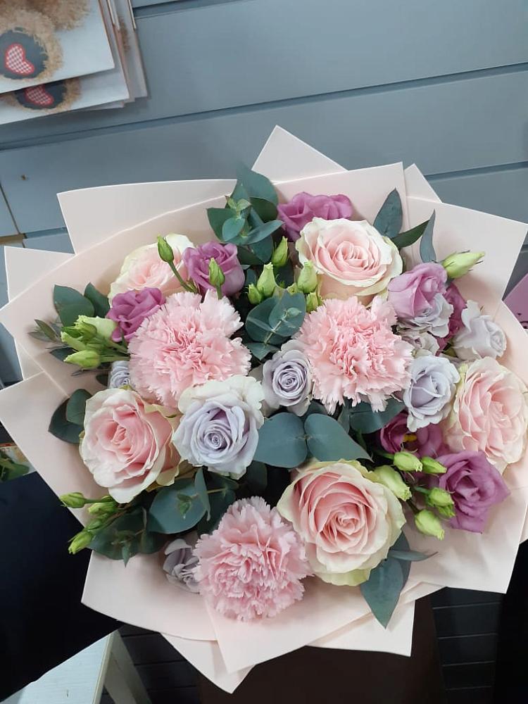 Букет цветов из: Розы, Гвоздики и Лизиантусы в Островцы