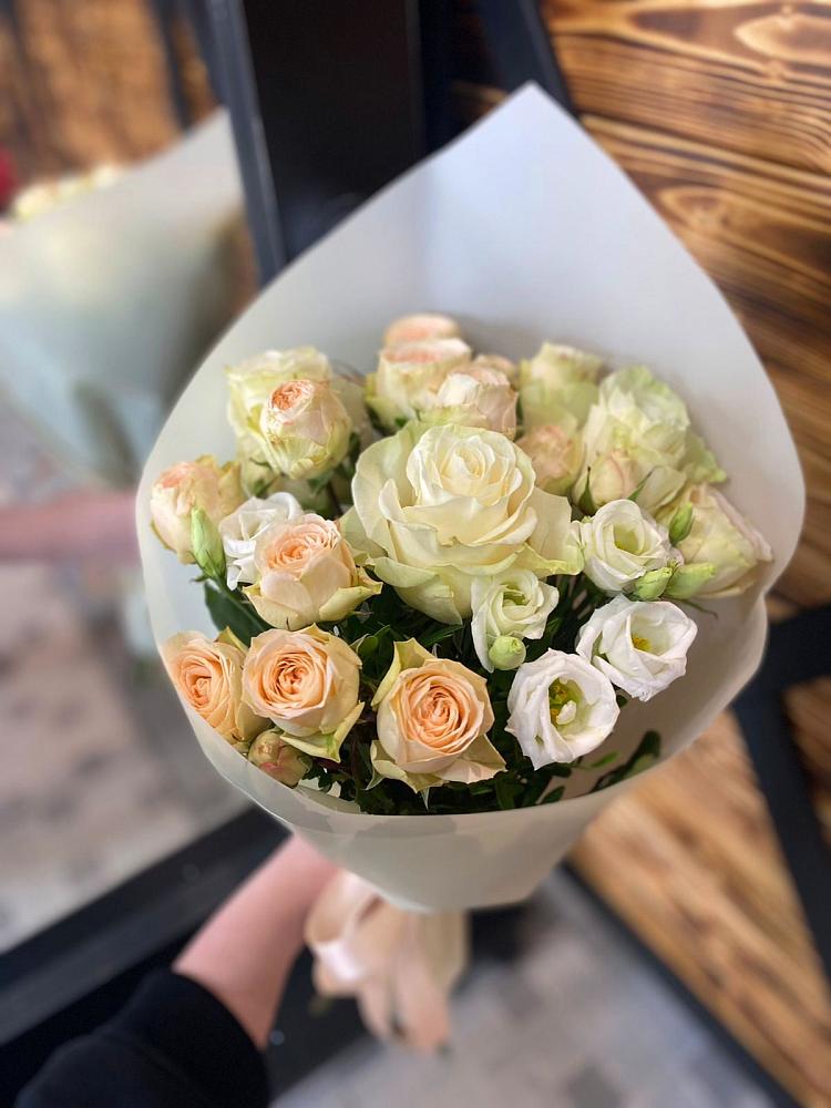 Букет цветов из: Розы и Лизиантусы в Островцы